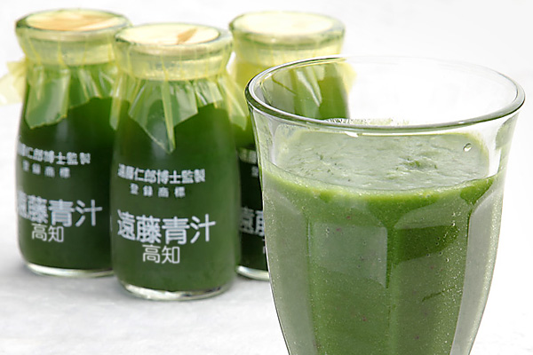 グラスに注いだ青汁